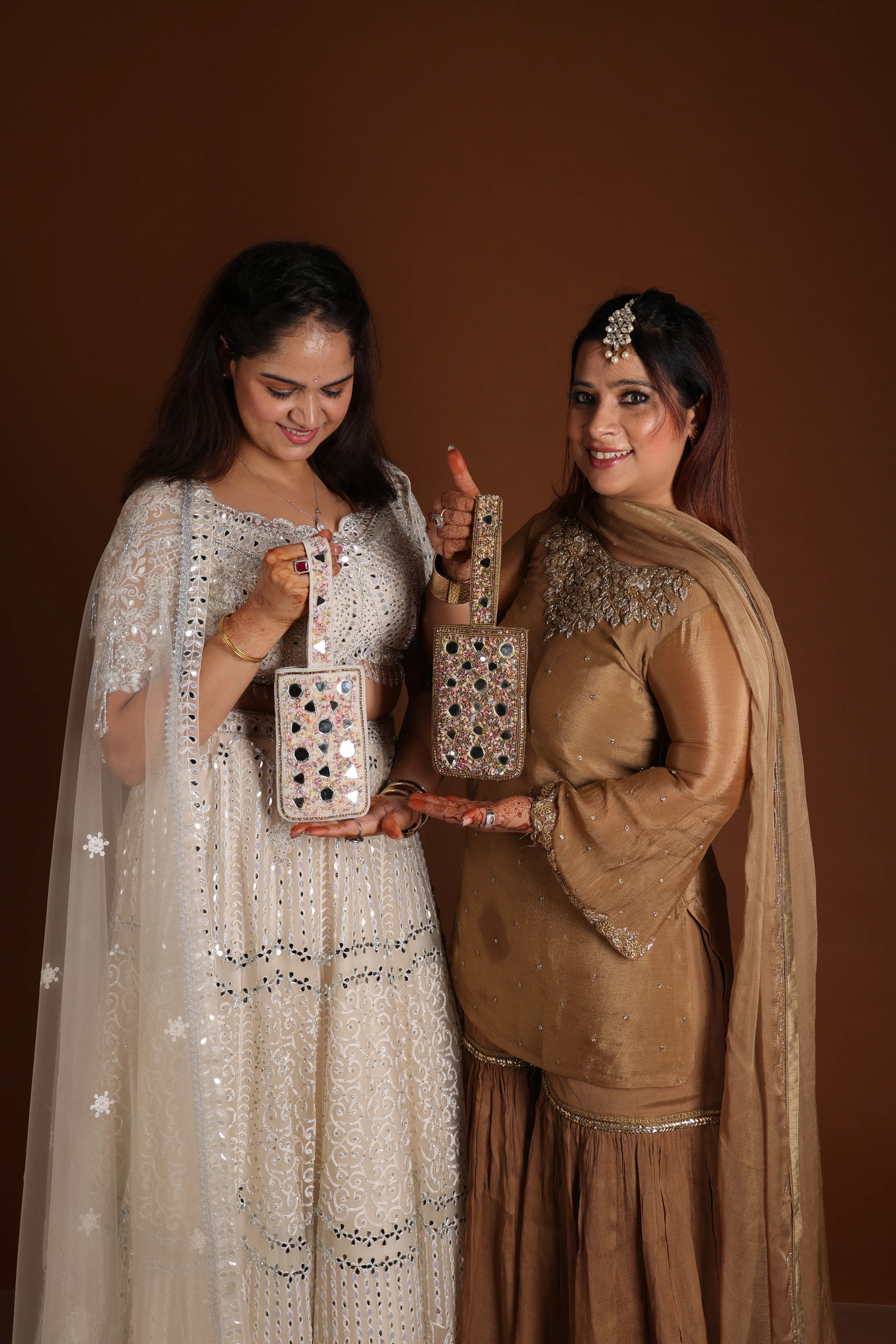 Sassy Sequinned Mobile Pouch (Gold)