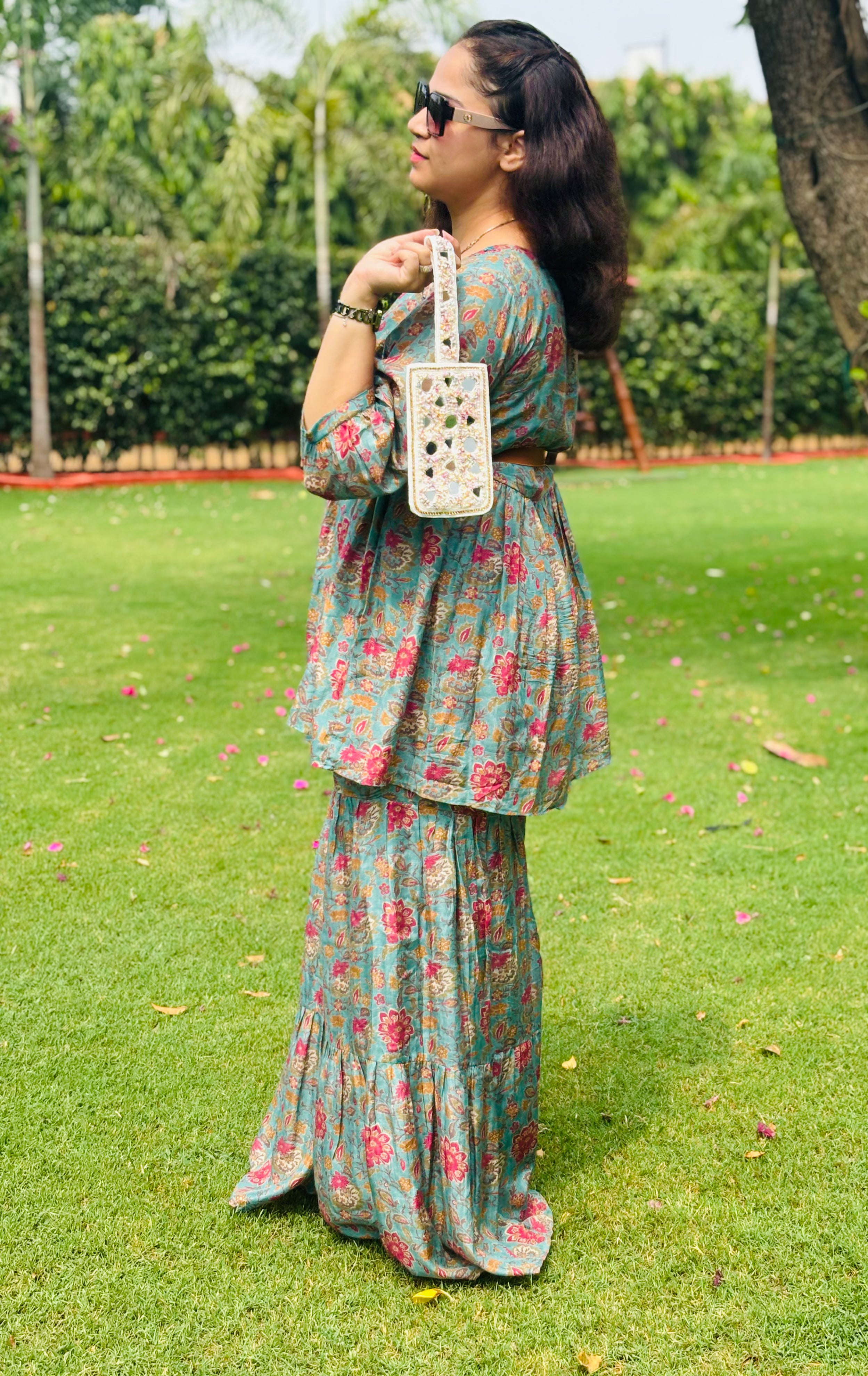 Sassy Sequinned Mobile Pouch (Ivory)